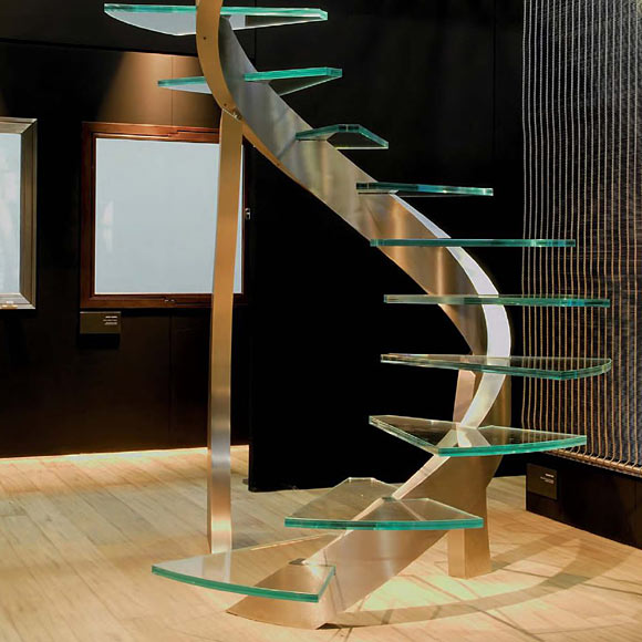 Спиральная лестница со стеклянными ступенями