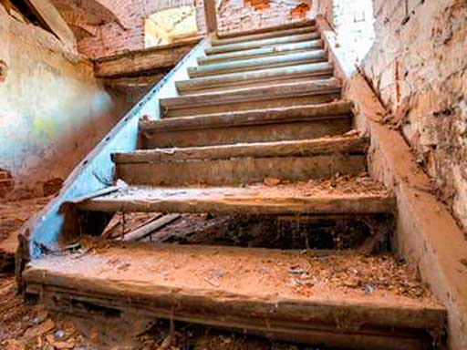 Деревянная проступь лестницы до ремонта