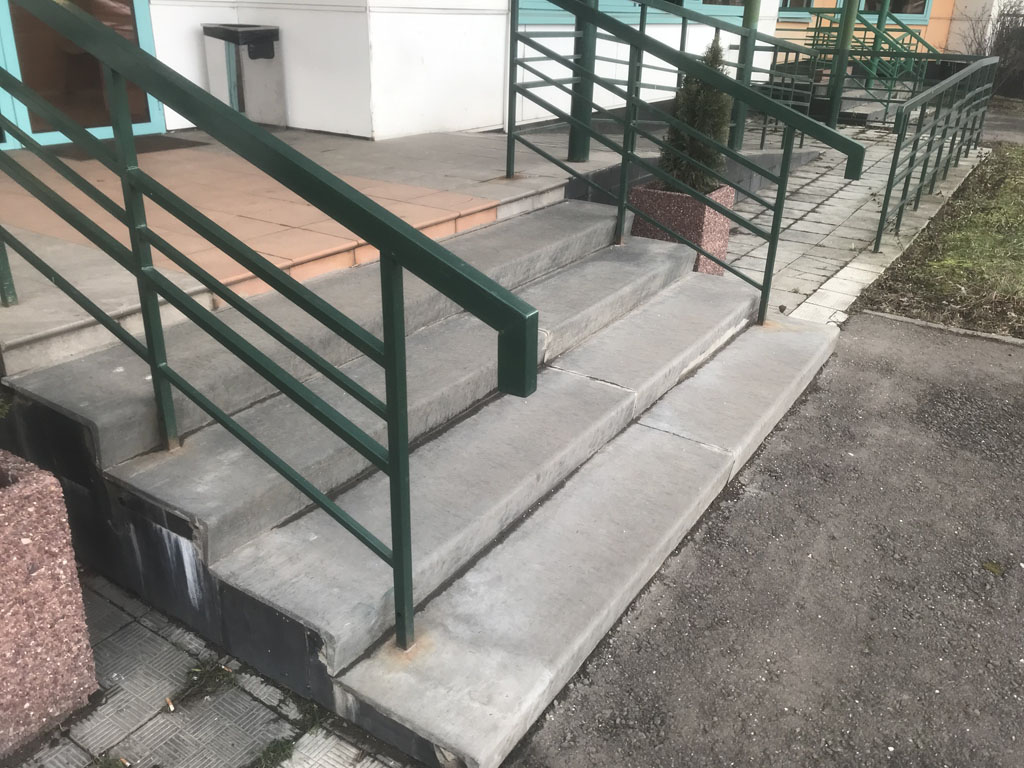 Ремонт бетонных ступеней лестницы на улице в центре Дикуля 