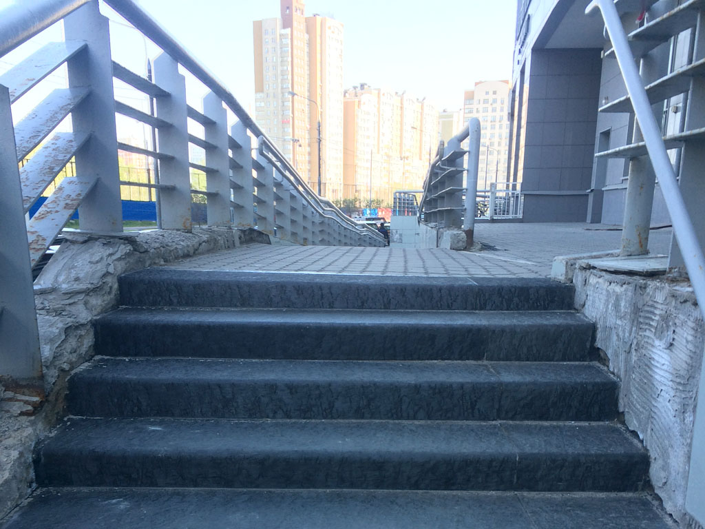 Облицовка бетонной лестницы на улице