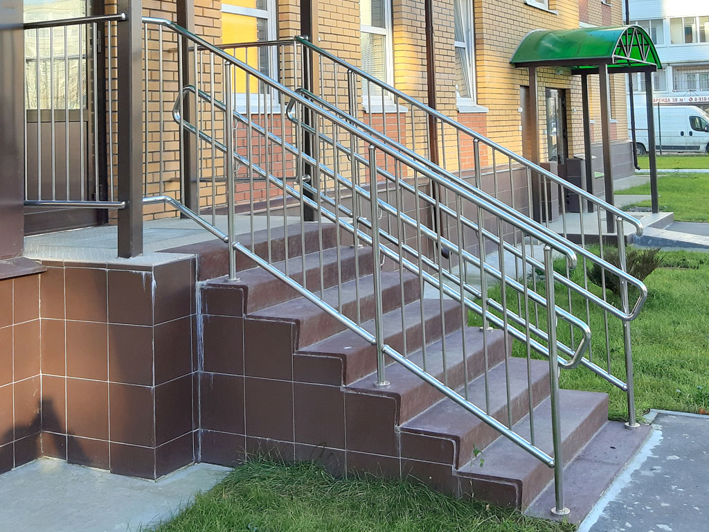 Облицовка бетонной лестницы в детском саду