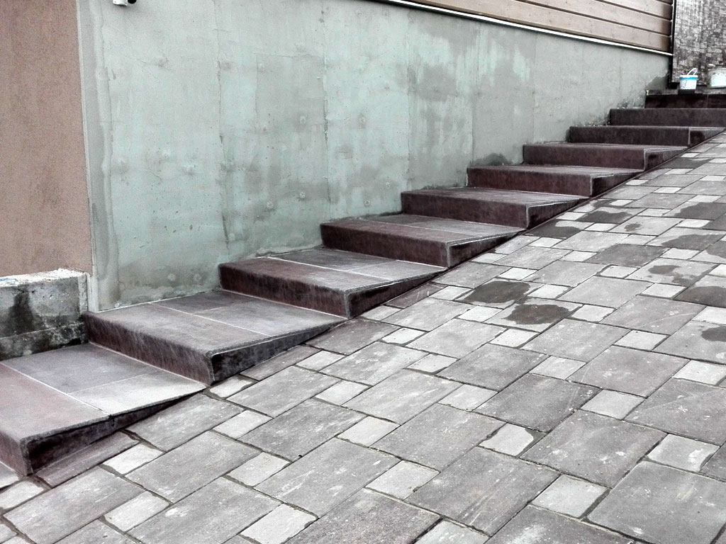 Облицовка лестниц из бетона в доме на 14 квартале в Климовске