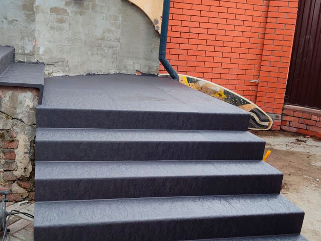 Облицовка бетонной лестницы коттеджа в Долгопрудном