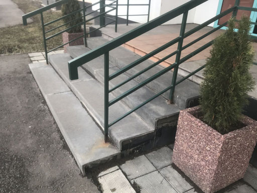 Ремонт бетонных ступеней лестницы на улице в центре Дикуля