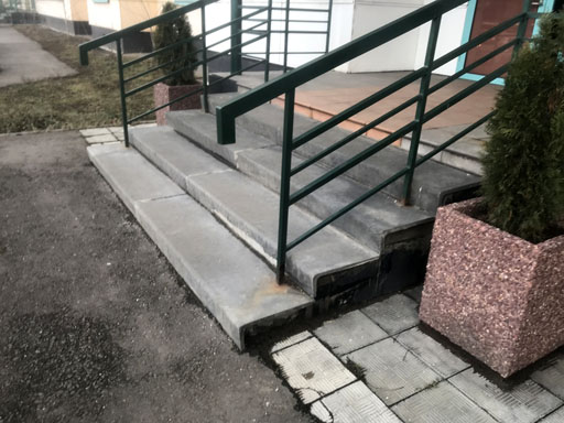 Ремонт бетонных ступеней лестницы на улице в центре Дикуля