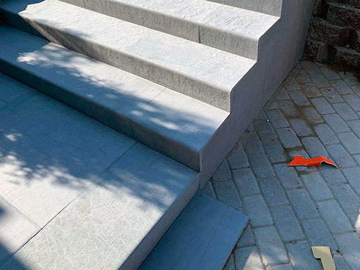 Облицовка бетонных лестниц дома в Питере