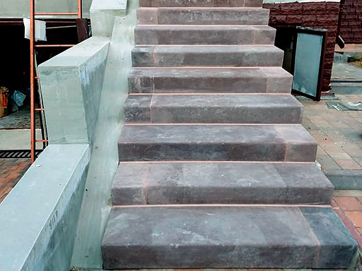 Облицовка ступеней лестницы частного дома в Солнечногорске без финишной отделки