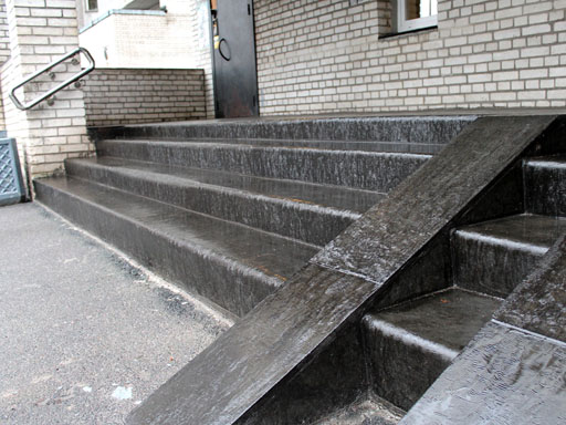 Облицовка бетонной лестницы жилого дома на улице 