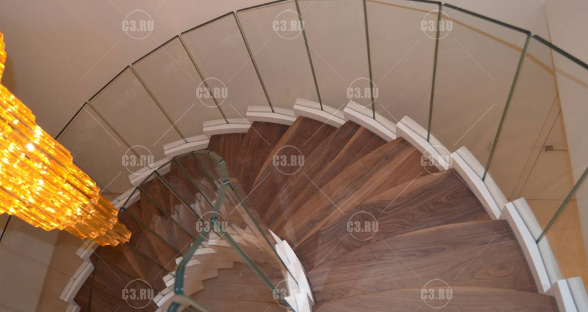 Спиральная лестница из стекла и дерева