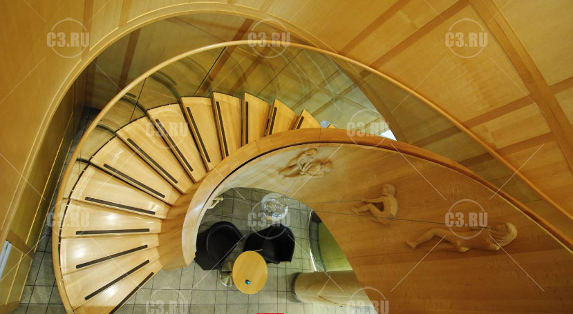 Деревянная лестница в классическом стиле