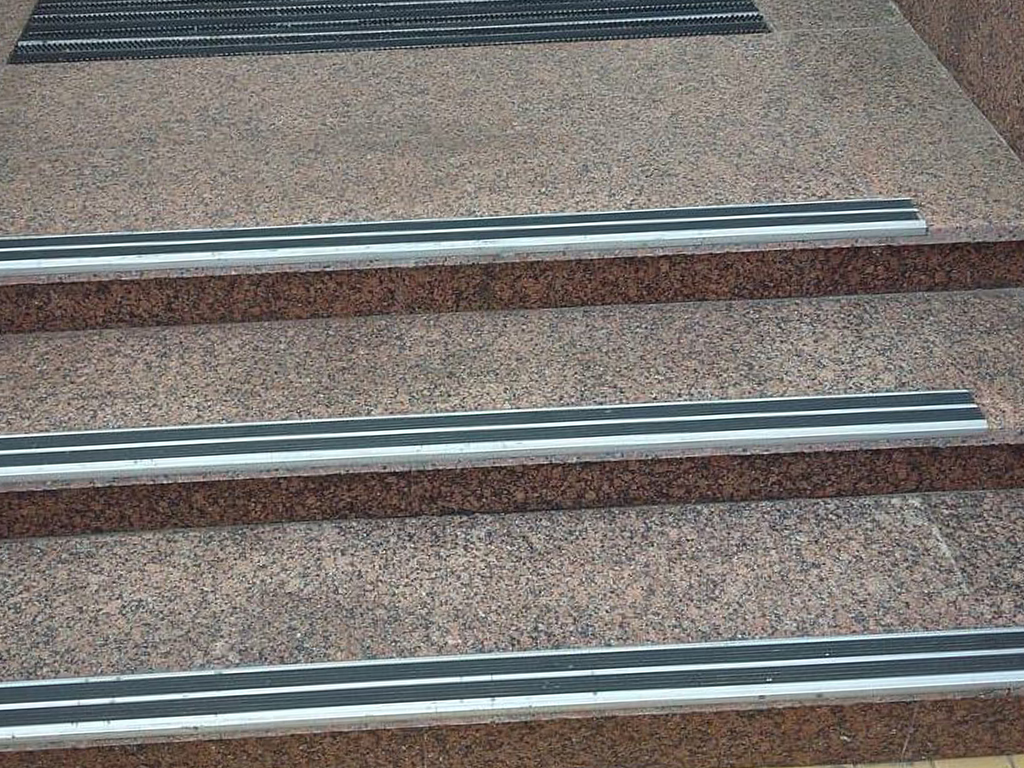 Алюминиевые накладки с резиновыми вставками на ступени