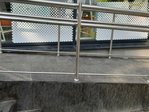 Облицовка монолитной лестницы Додо Пицца на Березовой аллее
