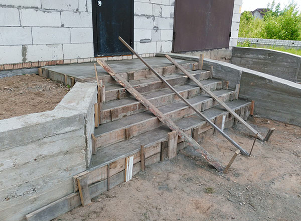 Как сделать бетонный фундамент под крыльцо?