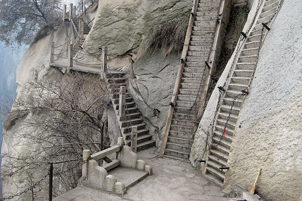 Лестницы в горах Хуашань в Китае