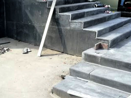 Монтаж опалубки крыльца бетонной лестницы