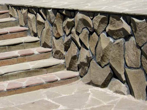 Отделка лестницы природным камнем песчаником