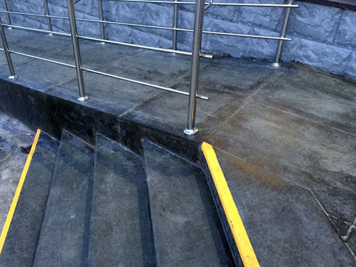 Облицовка бетонных лестниц возле Перекрестка 3 года спустя