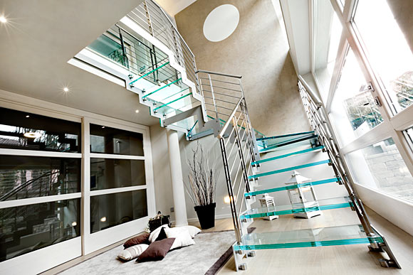Прозрачные стеклянные ступени лестниц