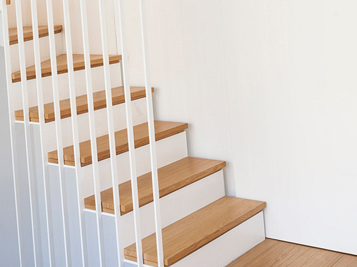 Облицовка бетонной лестницы в скандинавском стиле