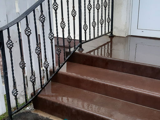 Облицовка бетонной лестницы в доме по ул. Волынская, 106 в