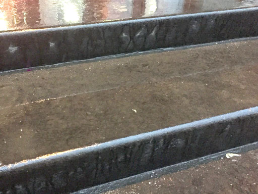 Облицовка бетонной лестницы ресторана японской кухни «Якитория»