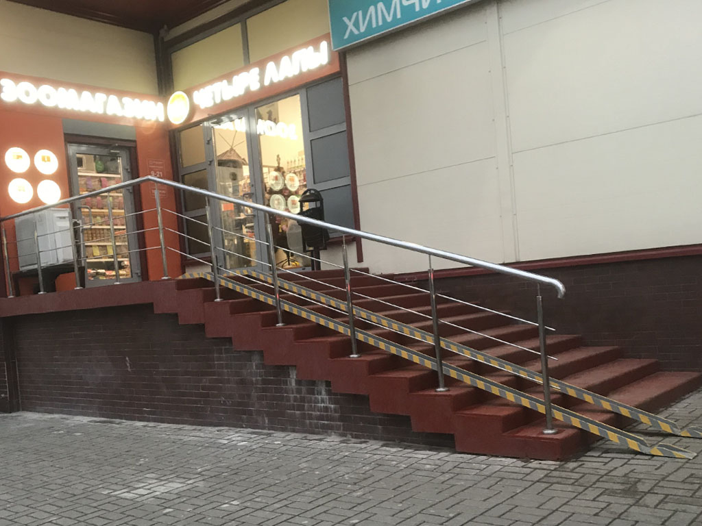 Облицовка ступеней бетонной лестницы торгового центра в Фрязино