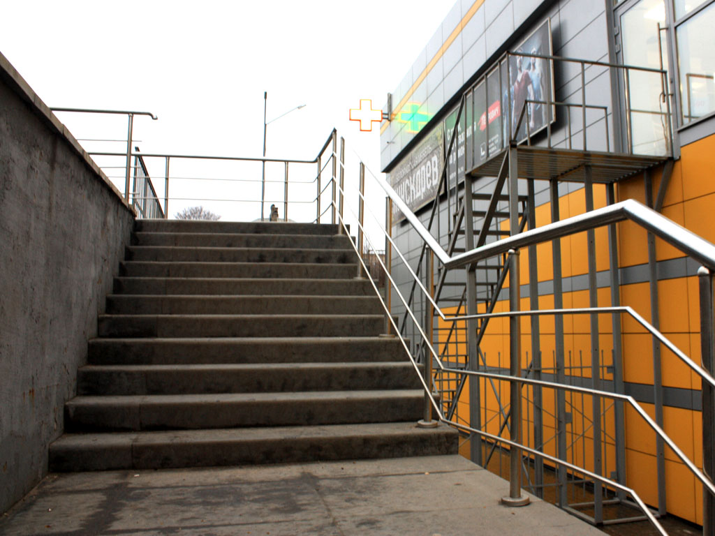 Облицовка бетонной лестницы в ТЦ Солнечногорска 