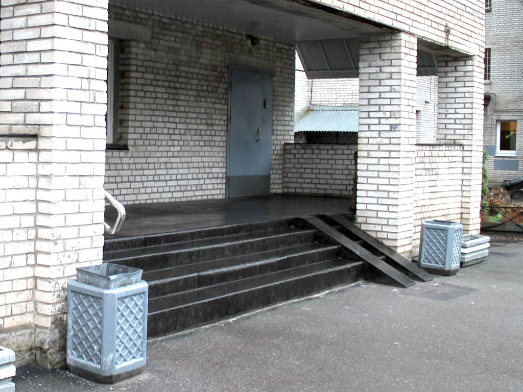 Облицовка бетонной лестницы крыльца подъезда многоквартирного жилого дома