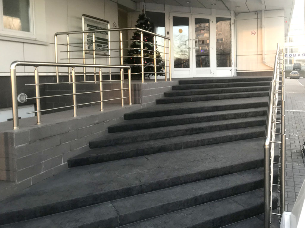 Облицовка бетонной лестницы компании "Реалист"
