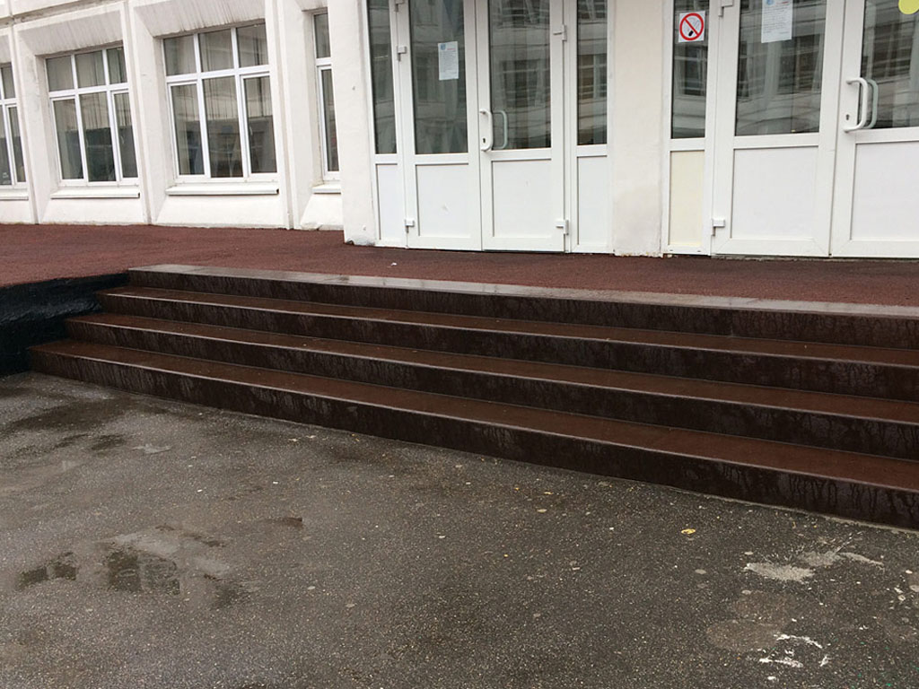 Облицовка бетонной лестницы в школе