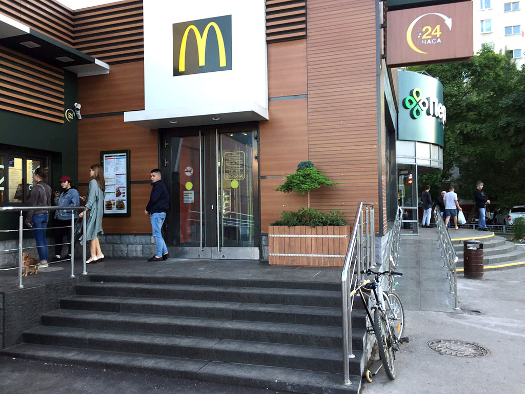 Облицовка лестницы ресторана McDonald's