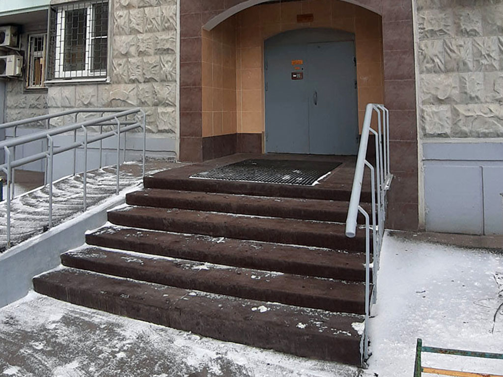 Облицовка ступеней бетонных лестниц в подъездах многоквартирного жилого дома