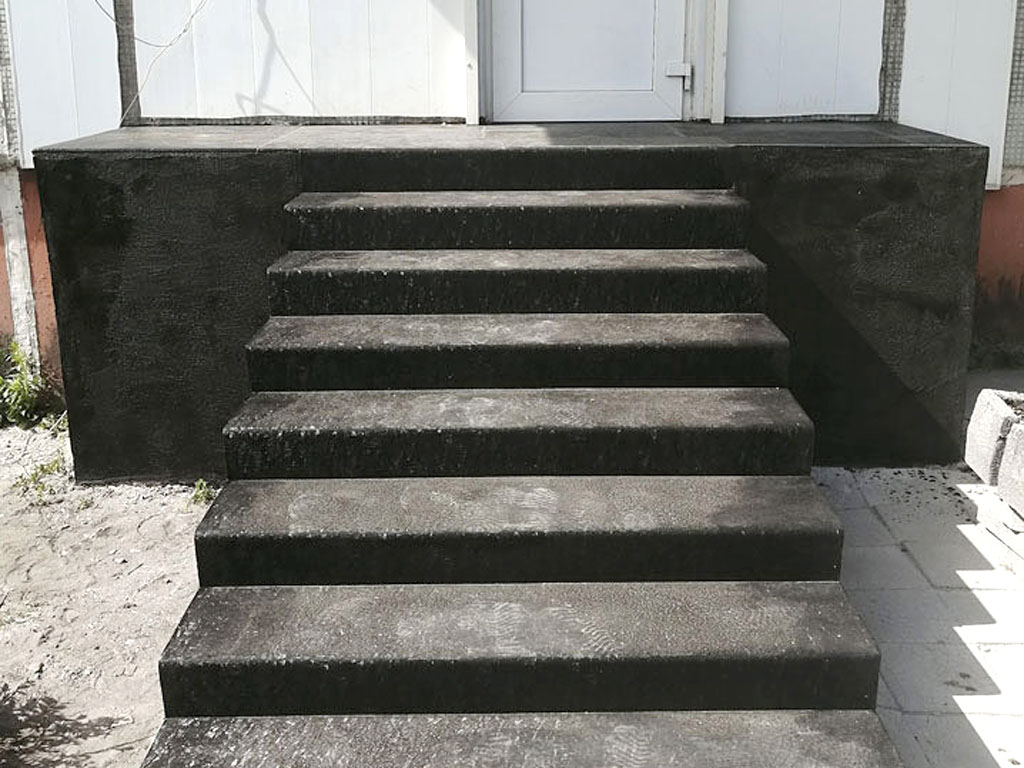 Облицовка бетонной лестницы магазина в Твери