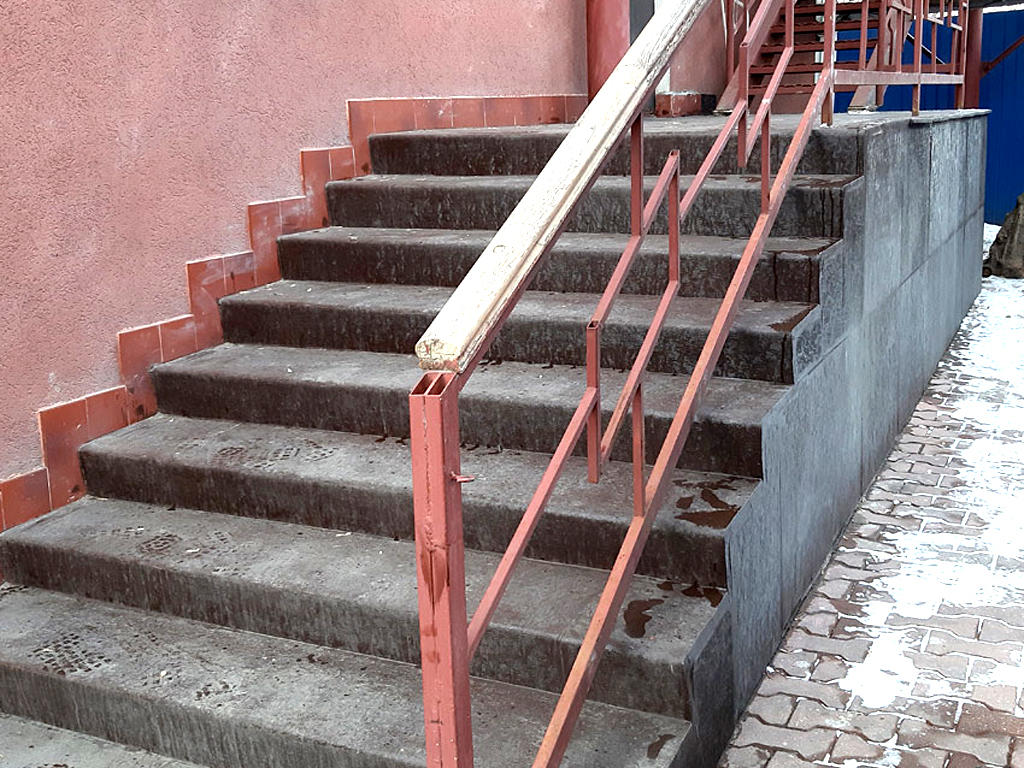 Облицовка уличной лестницы офисного здания