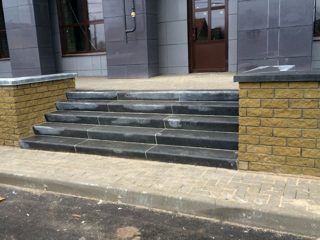 Монтаж ступеней на бетонную лестницу подъезда многоэтажного жилого дома 