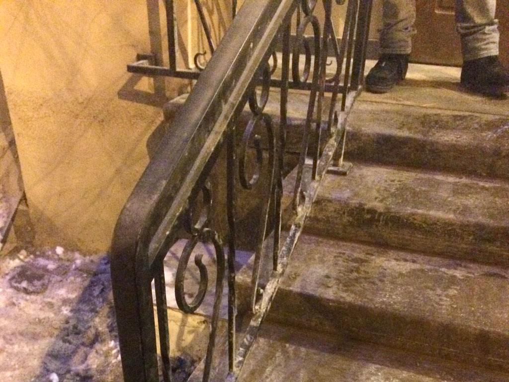 Облицовка ступеней бетонной лестницы медицинского центра