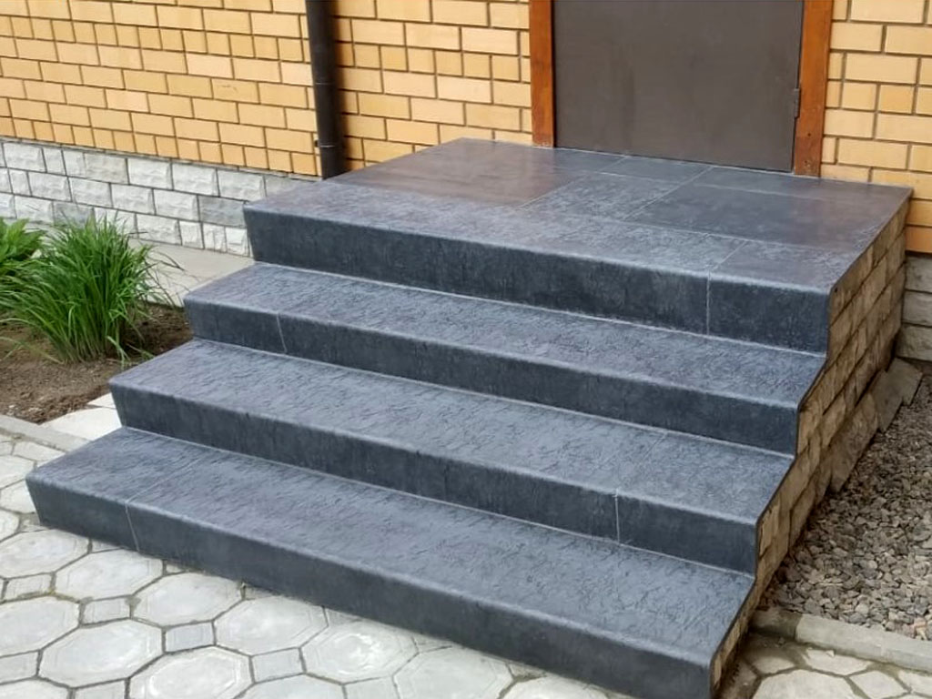 Облицовка бетонной лестницы в частном доме поселка Горки-2