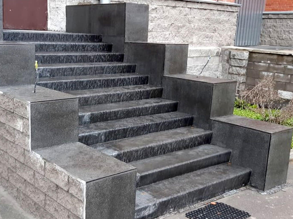 Отделка бетонной лестницы на улице