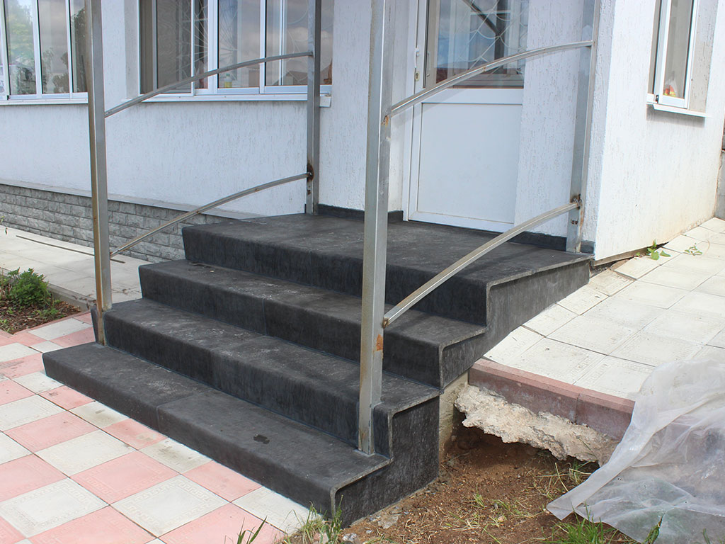 Облицовка бетонных лестниц коттеджа в д. Тендиково