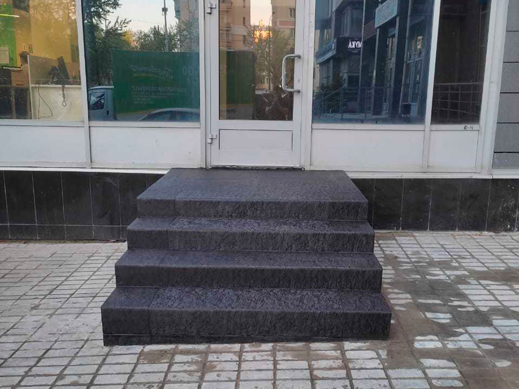 Отделка металлической лестницы на пр. Шмитовском