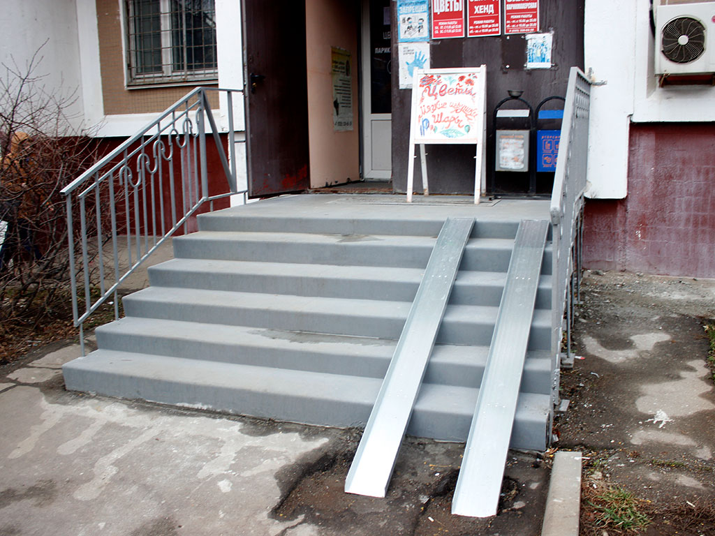 Лестница к дому наружная возле офисного здания