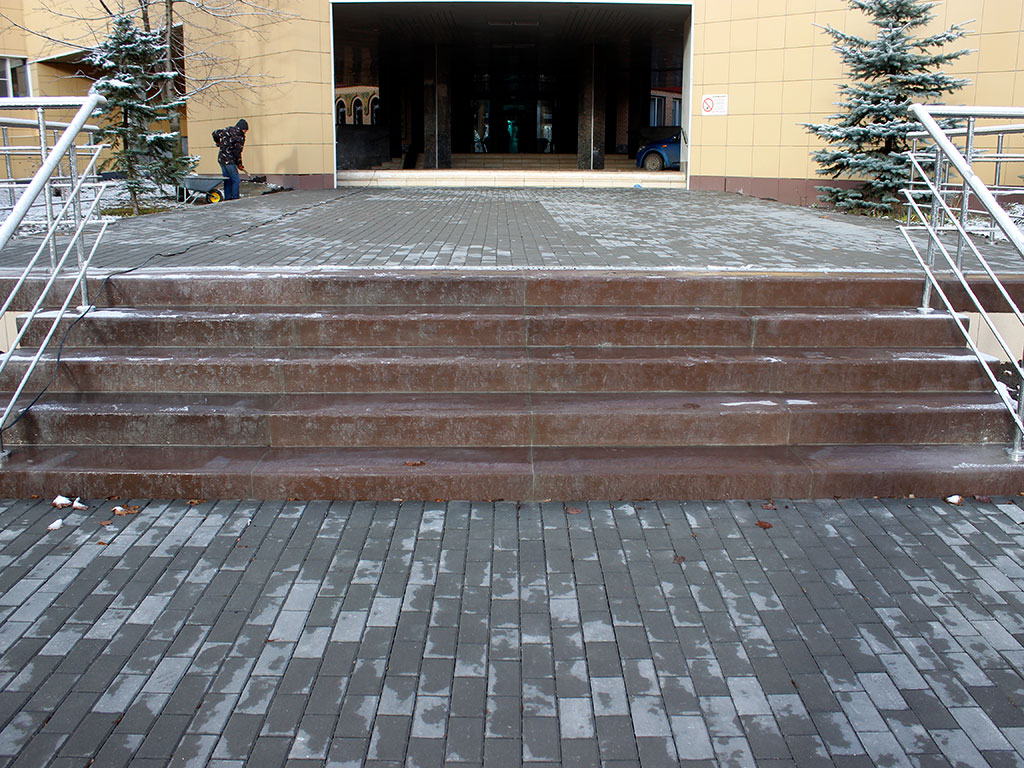 Отделка лестницы из бетона в ЦКБ РАН