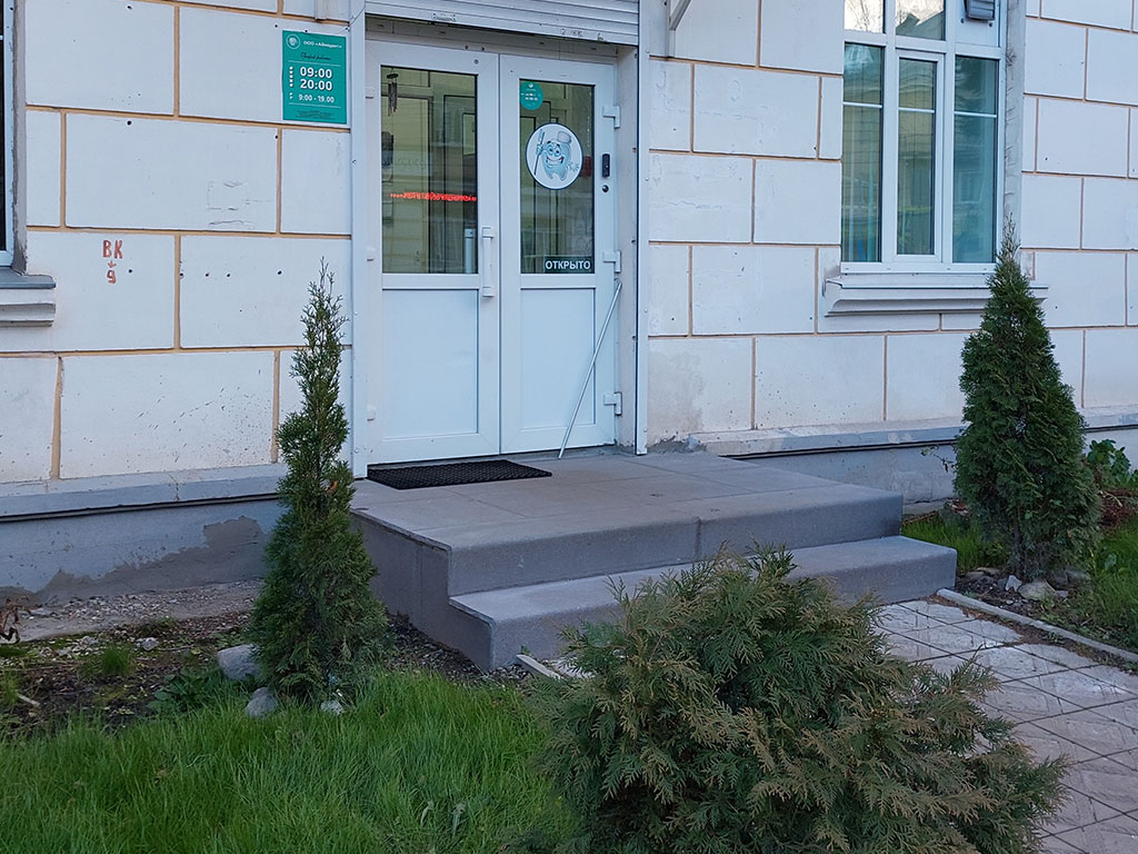 Облицовка ступеней крыльца здания на ул. Мусоргского, 12 в Твери