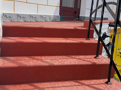 Лестница бетонного крыльца магазина Александрит после ремонта