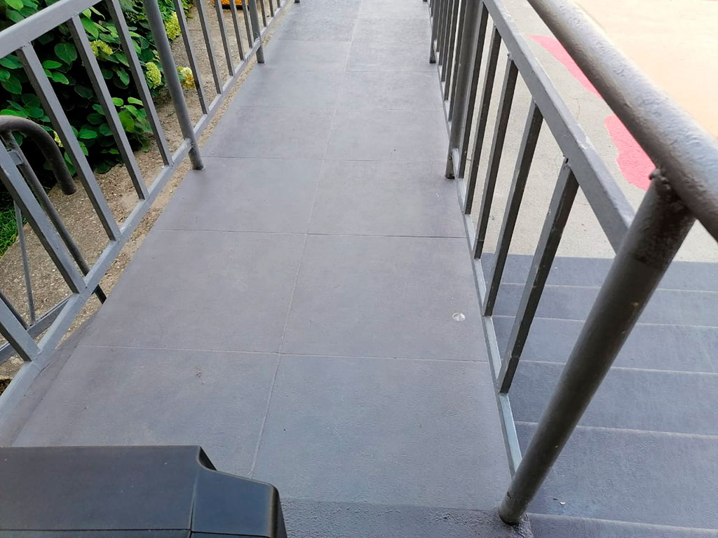 Облицовка бетонной лестницы СОШ №3 в Андреаполе