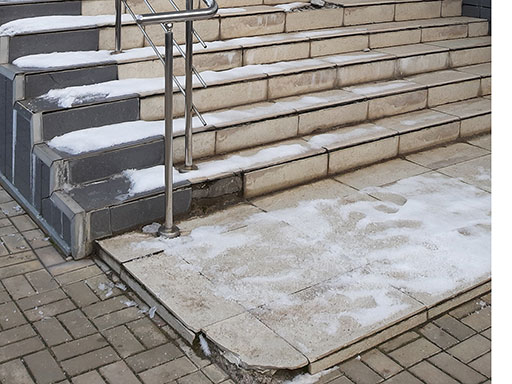 Некачественное покрытие бетонной лестницы крыльца