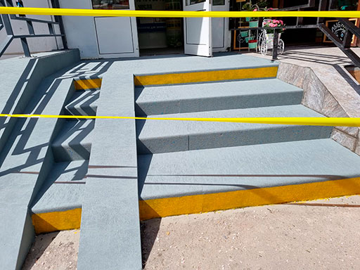 Облицовка уличной лестницы аптеки в Митино
