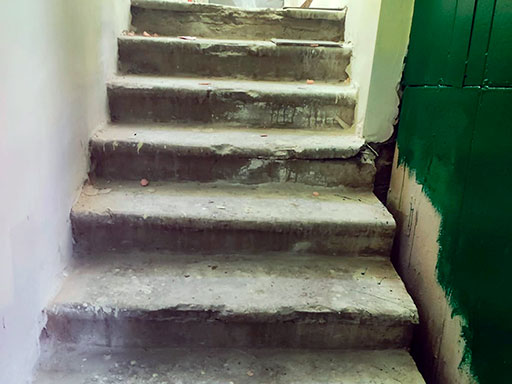 Бетонная лестница в подвал дома на ул. Б. Бронная, 29 до облицовки