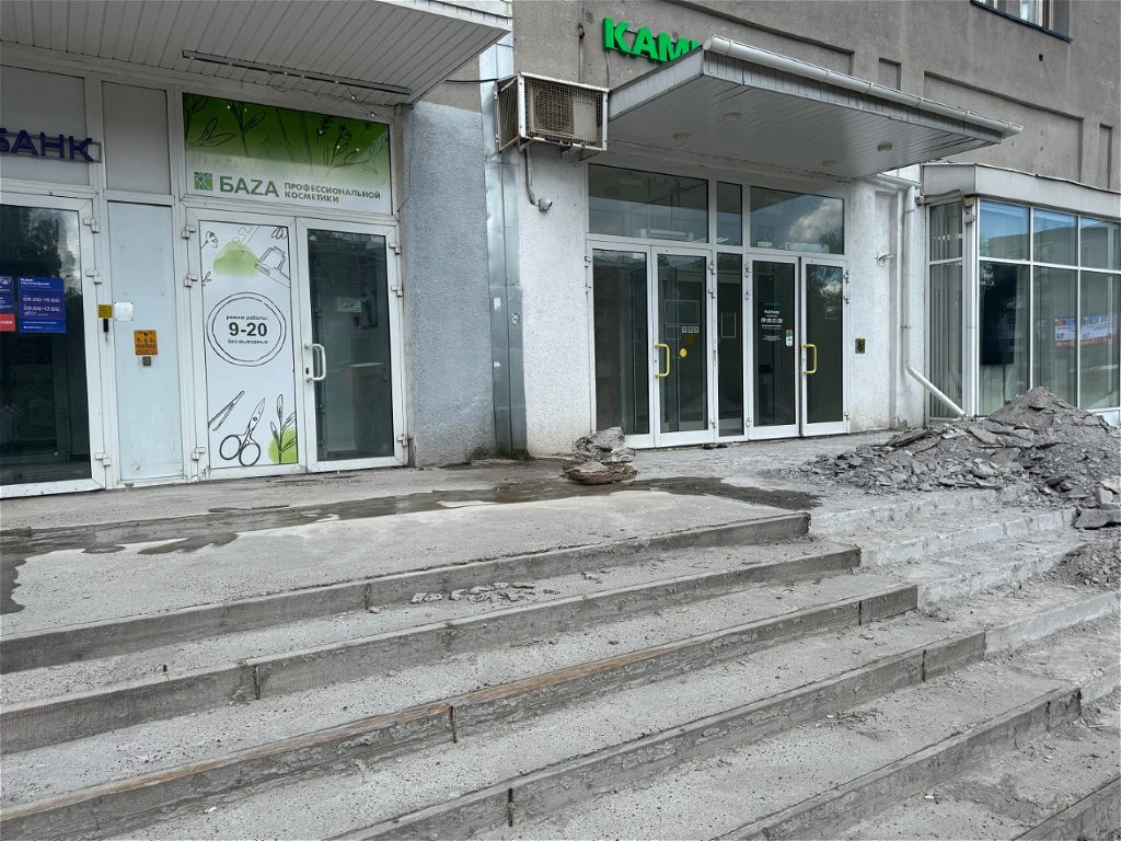 Демонтаж старой облицовки крыльца, разрушенное основание
