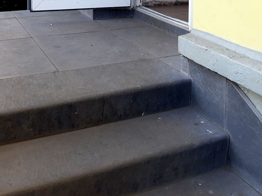 Отделка ступеней бетонной лестницы в доме 